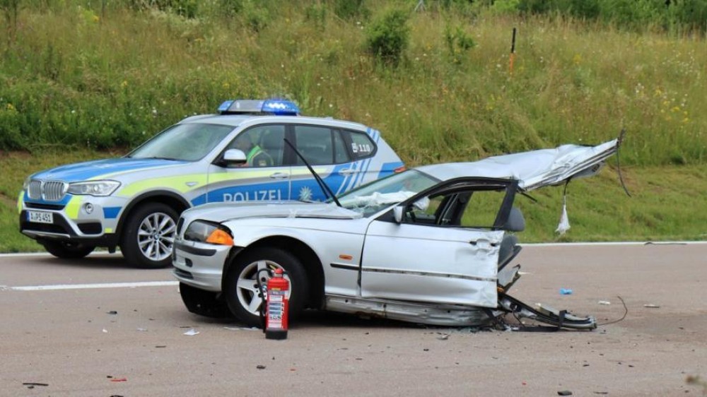 Imagini de coșmar: BMW rupt în două, jumătate din maşină aruncată pe sensul opus